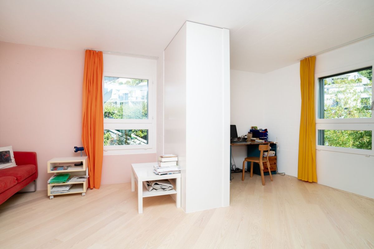 Helles Wohn- und Arbeitszimmer mit großen Fenstern
