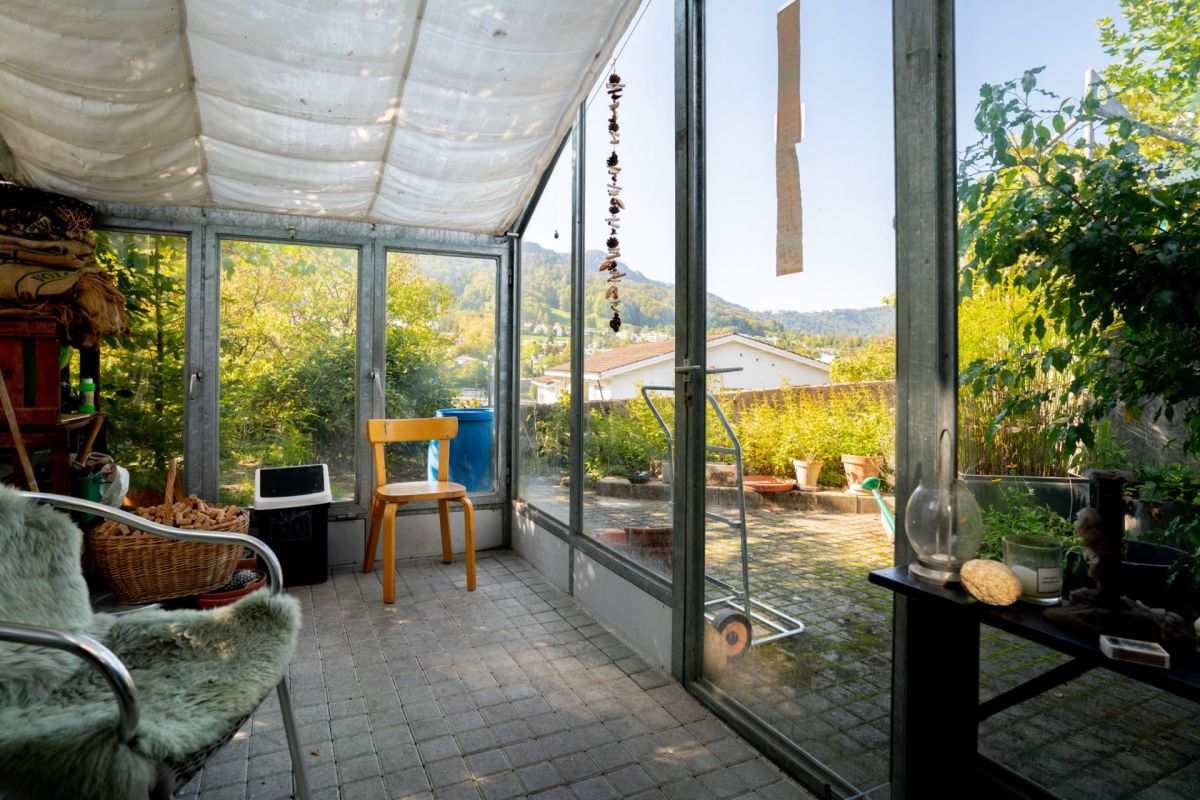 Verglaster Wintergarten mit Blick ins Grüne