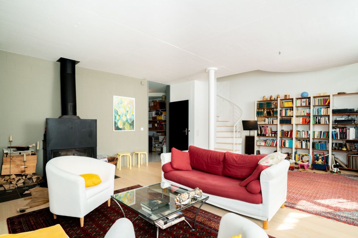 Wohnzimmer mit Kamin und Bücherregal