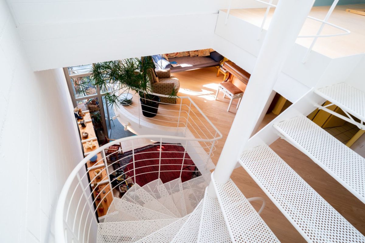 Offene Galerie mit Wendeltreppe
