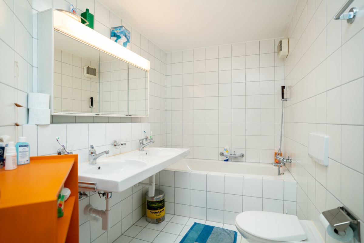 Modernes Badezimmer mit Badewanne und Doppelwaschtisch