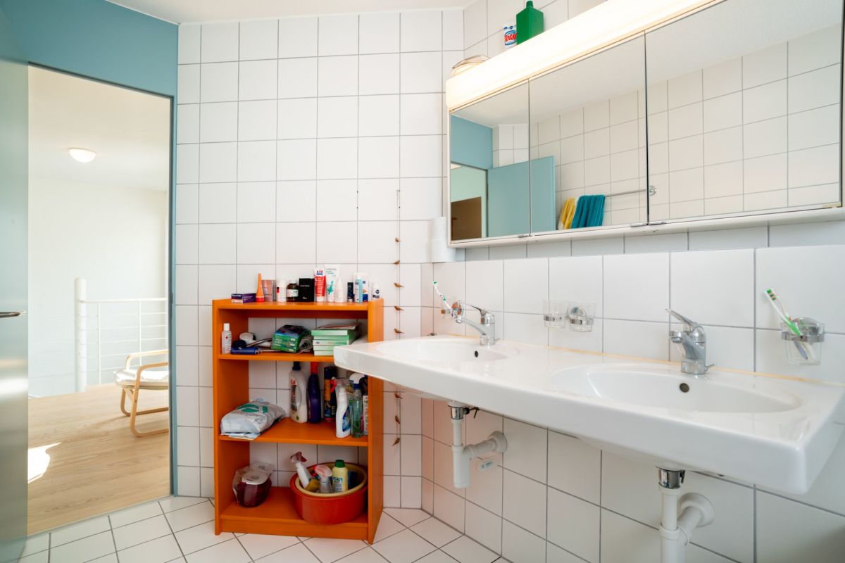 Helles Badezimmer mit Doppelwaschbecken