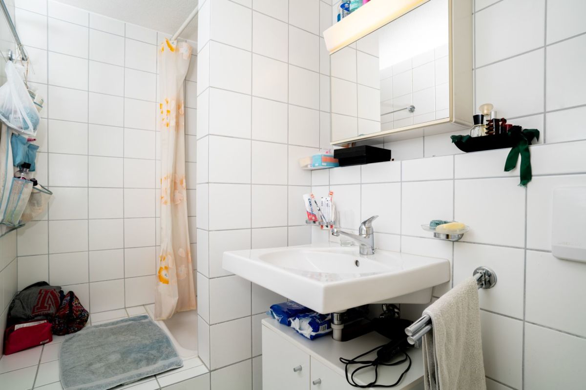 Badezimmer mit Dusche und Waschbecken