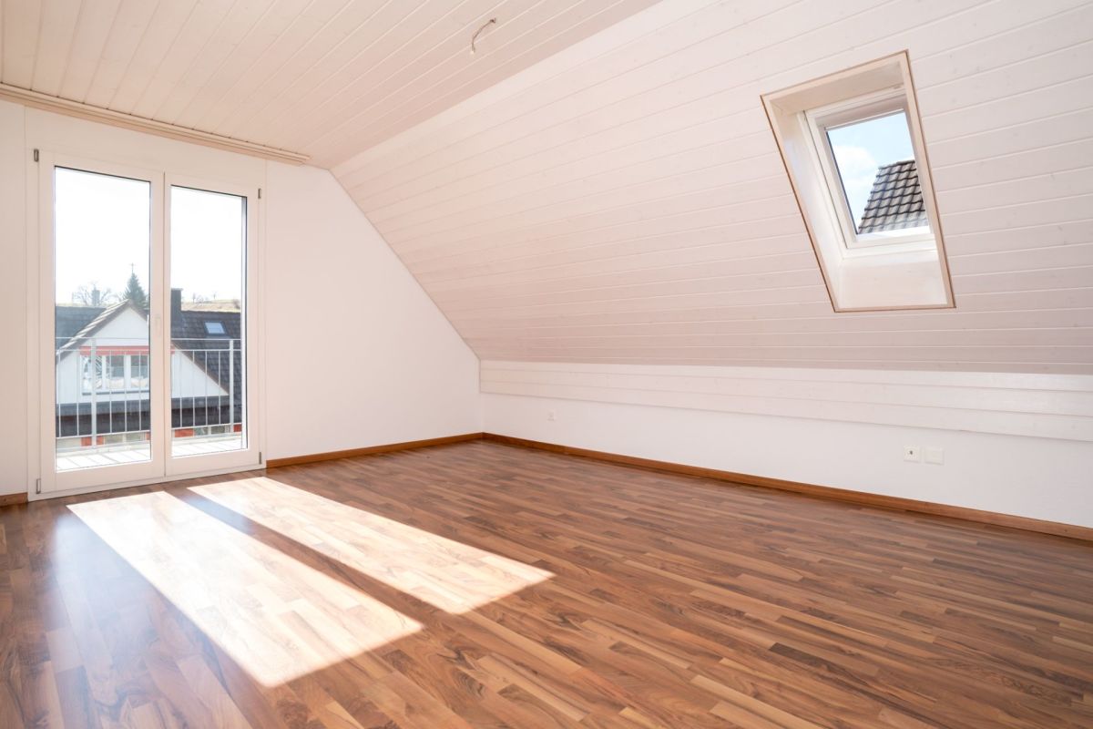 Heller Dachbodenraum mit Balkon- und Dachfenster