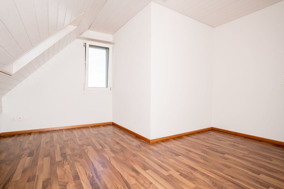 Ausgebauter Dachraum mit Holzfußboden