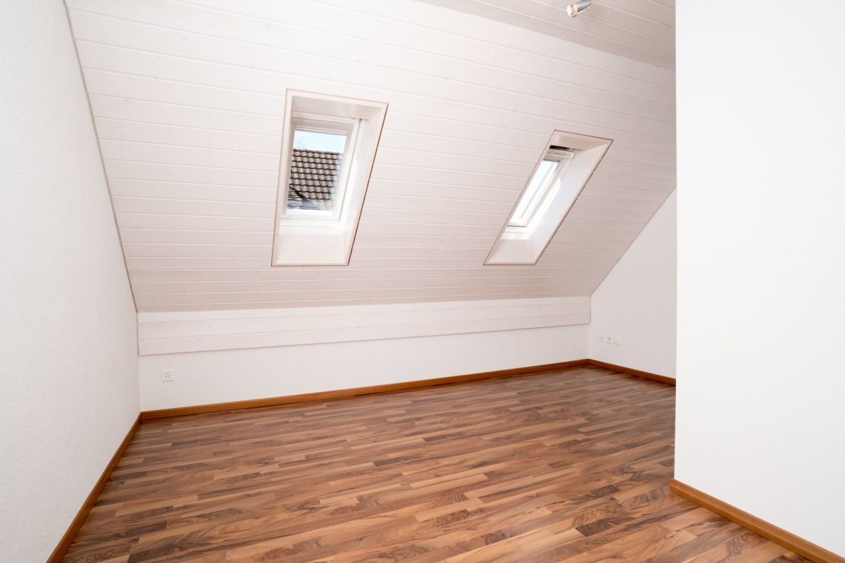 Dachzimmer mit Dachfenstern