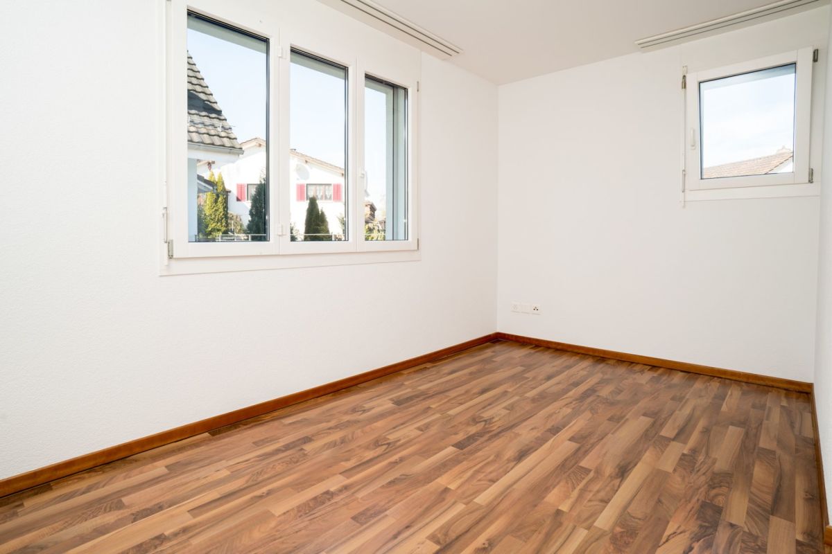 Leerer heller Raum mit Holzboden