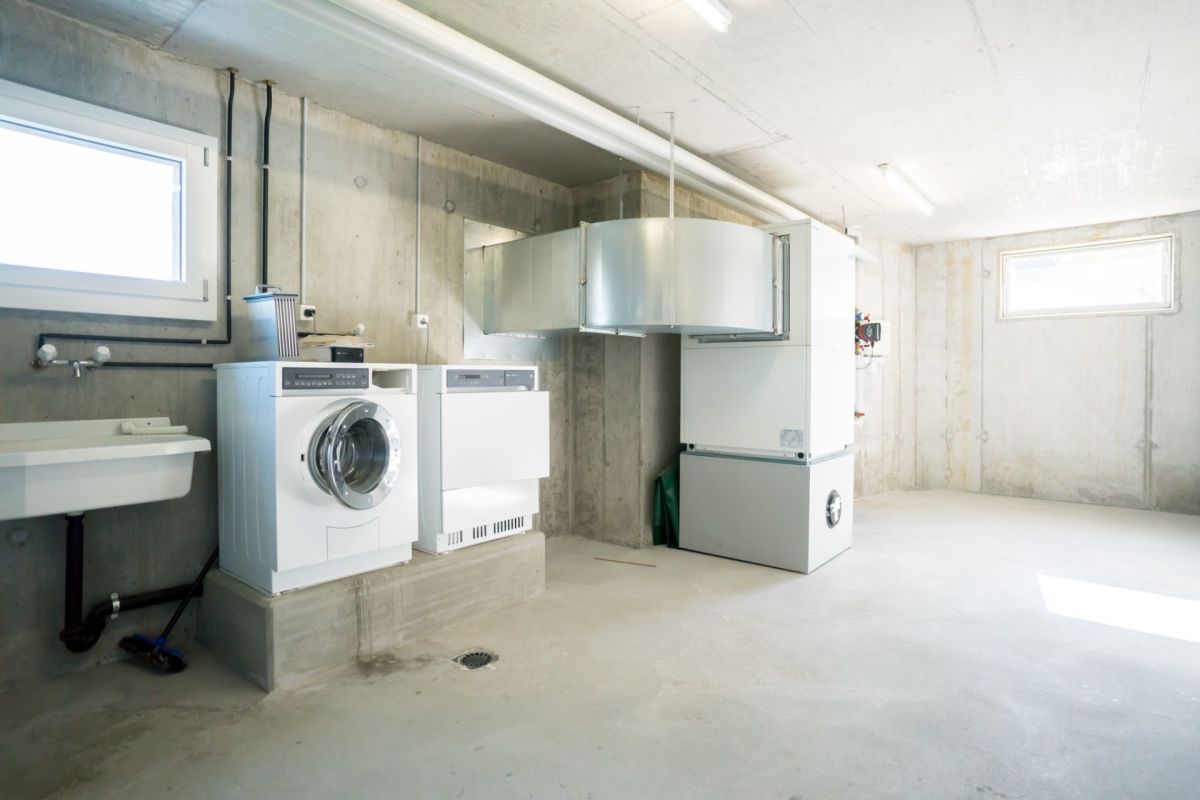 Technikraum im Keller mit Waschmaschine und Haustechnik