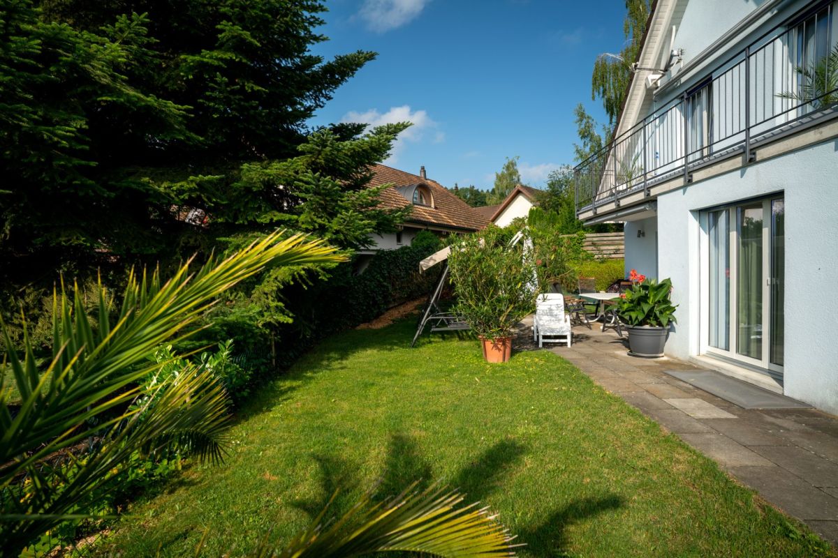 Garten mit Terrasse an einem Wohnhaus