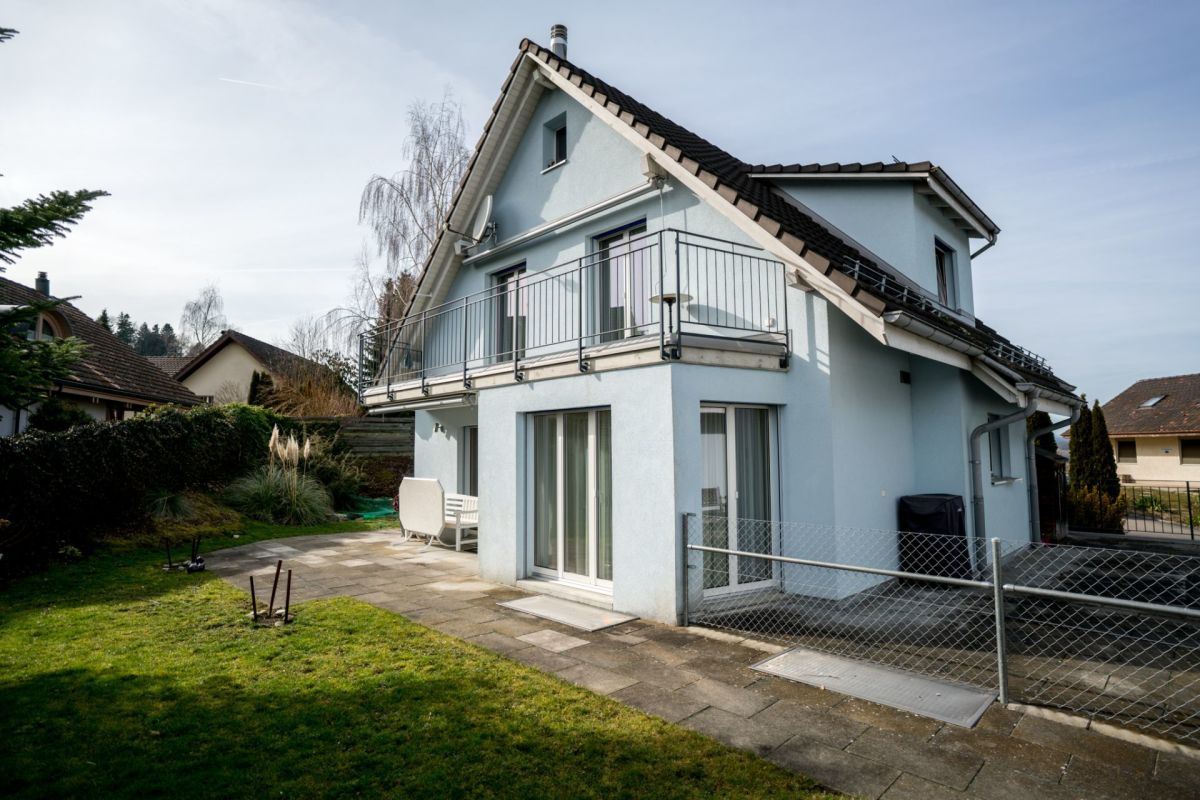 Einfamilienhaus mit Balkon und Garten
