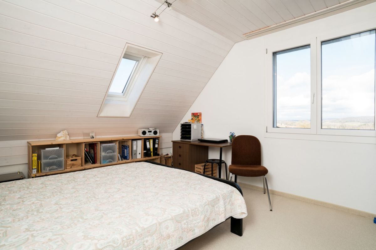 Dachgeschoss-Schlafzimmer mit Arbeitsplatz