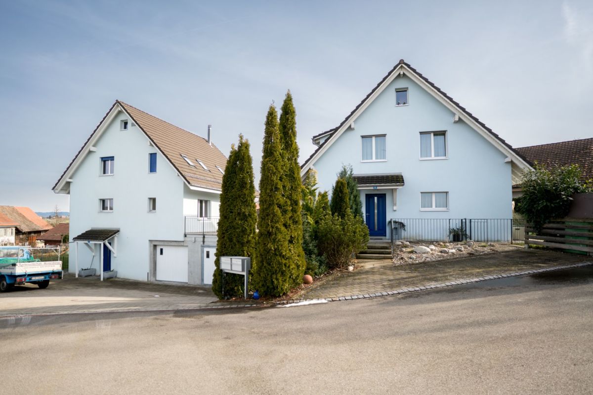 Zwei freistehende Einfamilienhäuser mit Satteldach