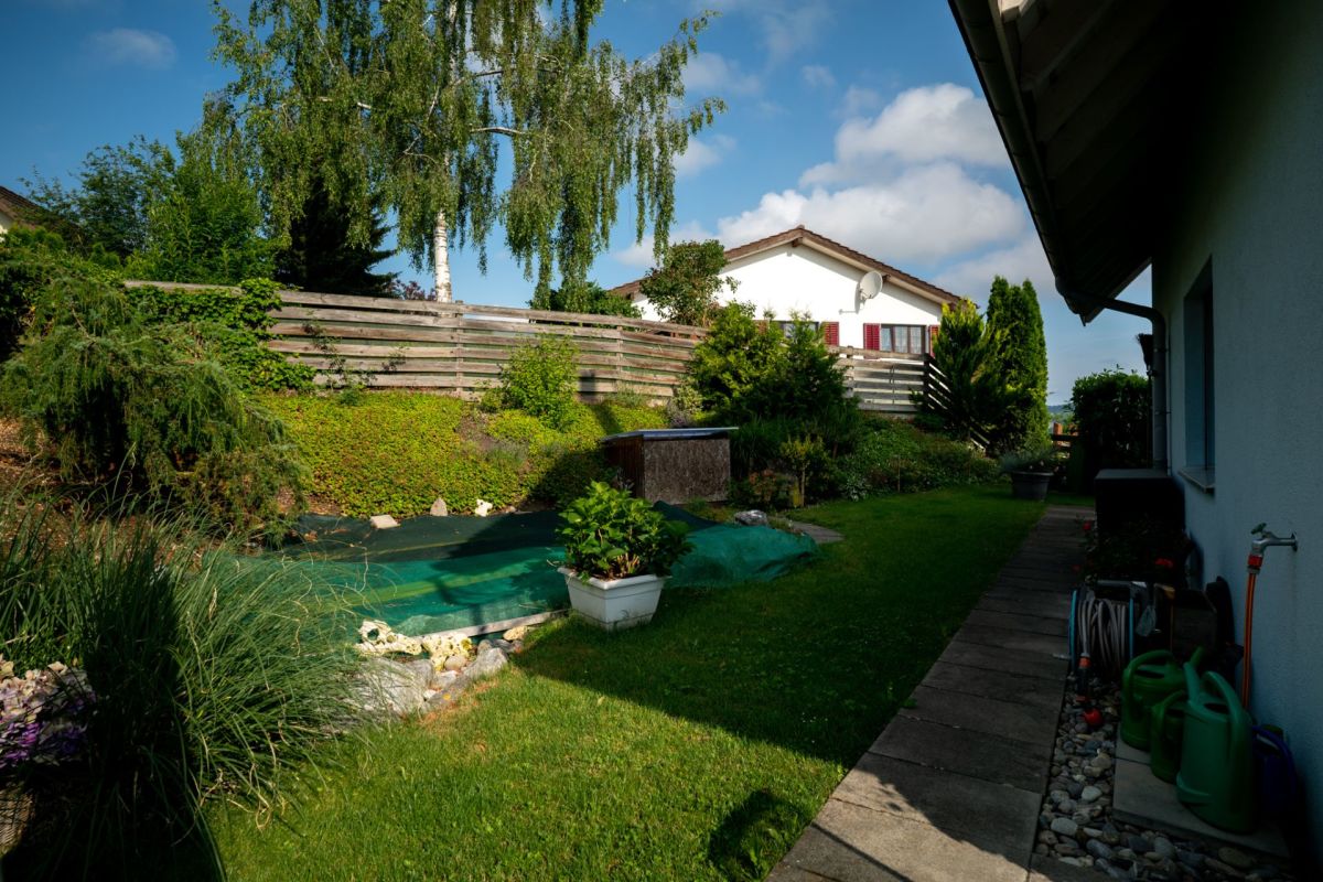Garten mit Poolabdeckung