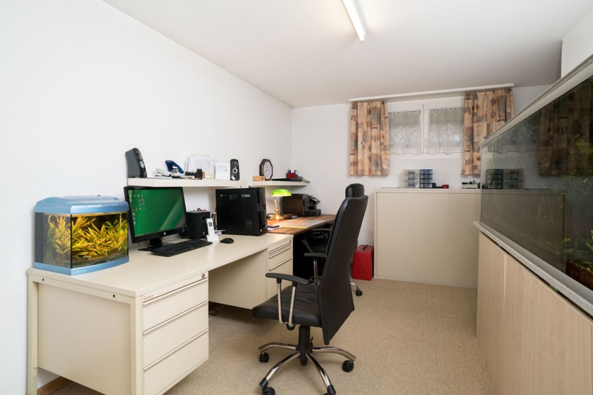 Arbeitszimmer mit Aquarium und Schreibtischen