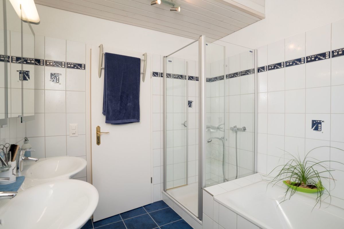 Modernes Badezimmer mit Doppelwaschbecken und Dusche