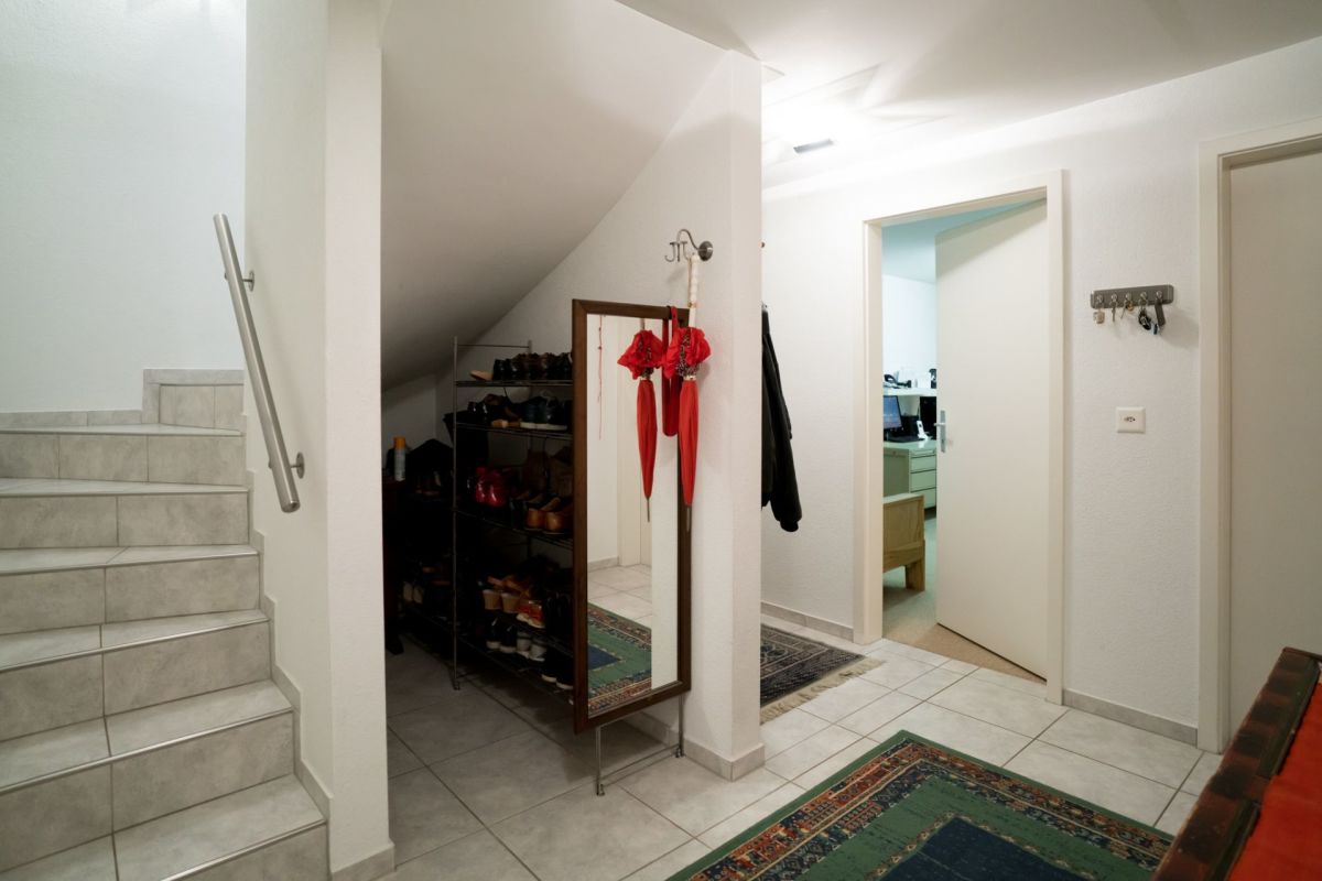 Heller Flur mit Treppe und Garderobe