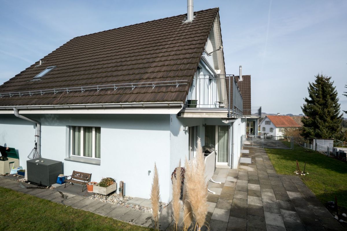 Einfamilienhaus mit großem Satteldach und Terrasse