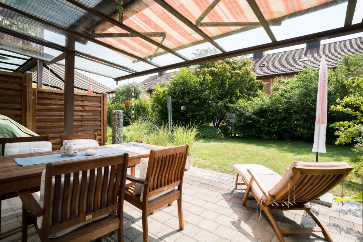 Überdachte Terrasse mit Gartenmöbeln