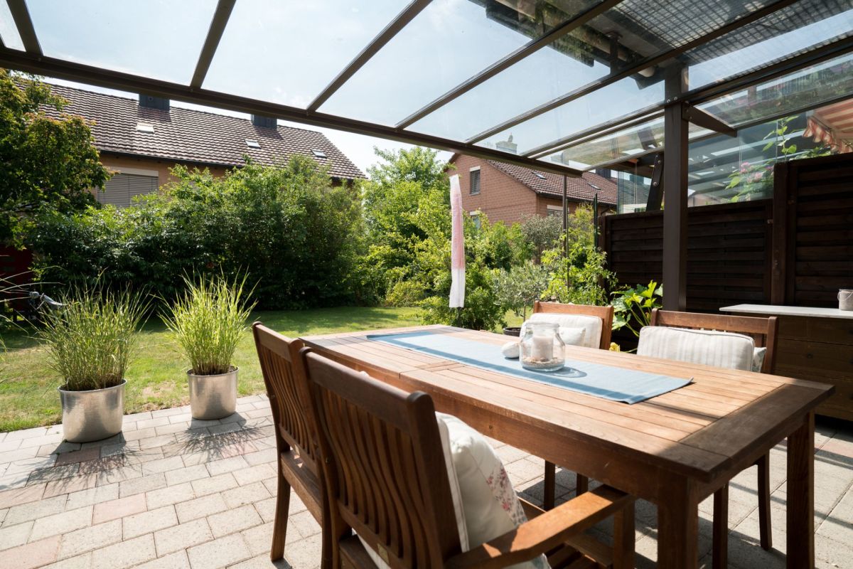 Überdachte Terrasse mit Gartenblick