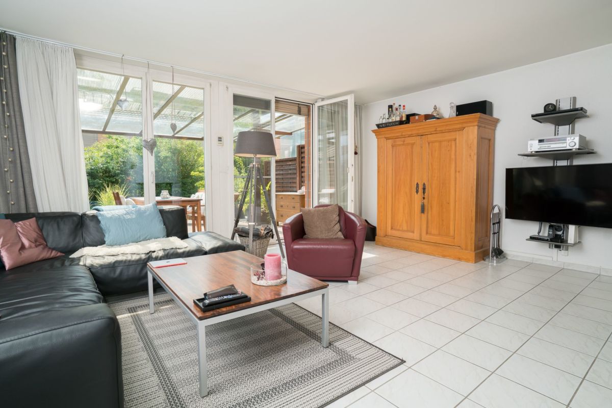 Helles Wohnzimmer mit Zugang zur Terrasse