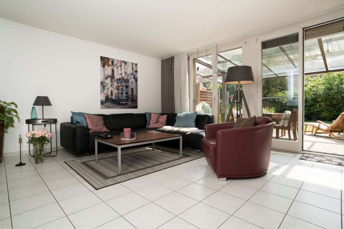 Heller Wohnraum mit Terrasse