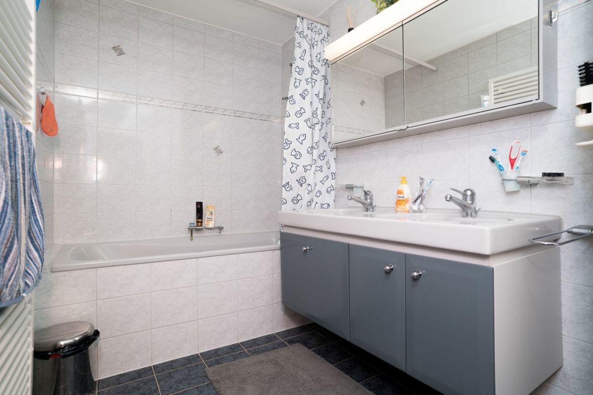 Modernes Badezimmer mit Badewanne und Doppelwaschbecken