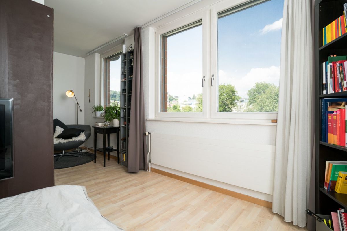 Helles Schlafzimmer mit großen Fenstern