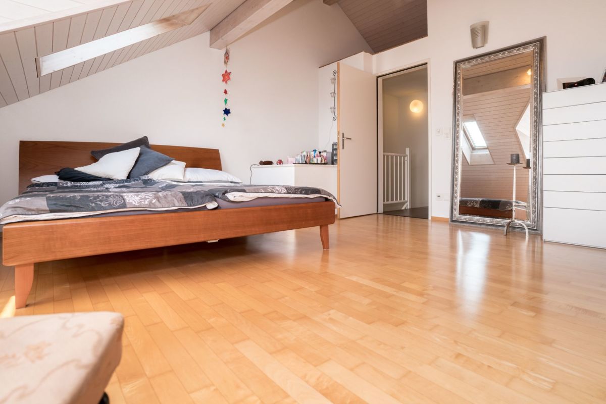 Dachgeschoss-Schlafzimmer mit Schräge