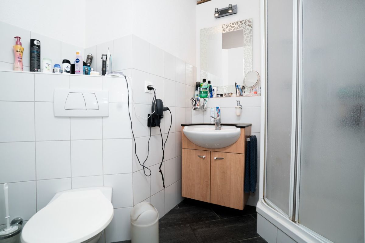 Modernes kleines Badezimmer mit Dusche und Waschtisch
