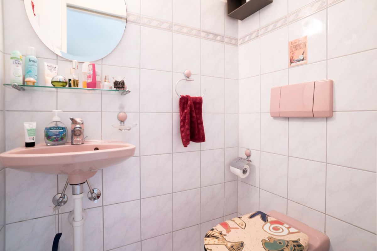 Kleines rosa Gäste-WC