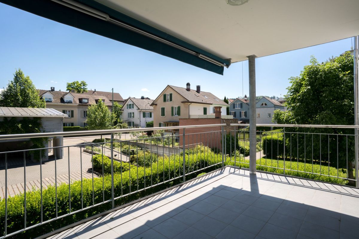 Balkon mit Blick auf Wohnhäuser