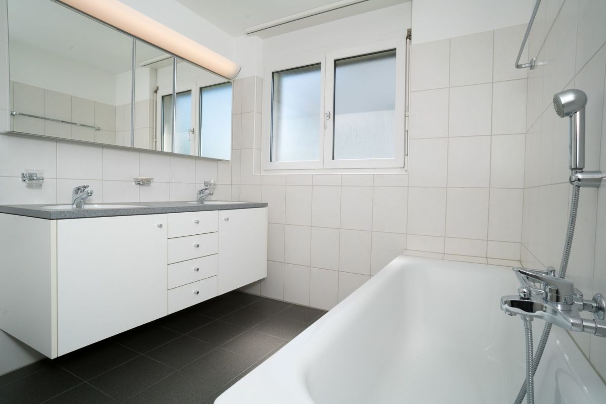 Modernes Badezimmer mit Badewanne und Doppelwaschtisch