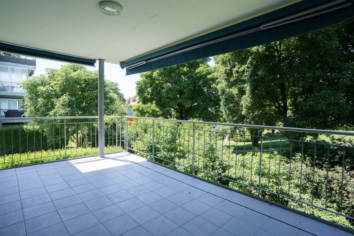 Überdachte Terrasse mit Grünblick