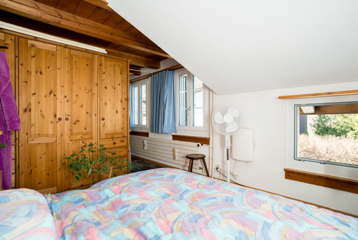 Gemütliches Schlafzimmer mit Holzschrank und Dachschräge