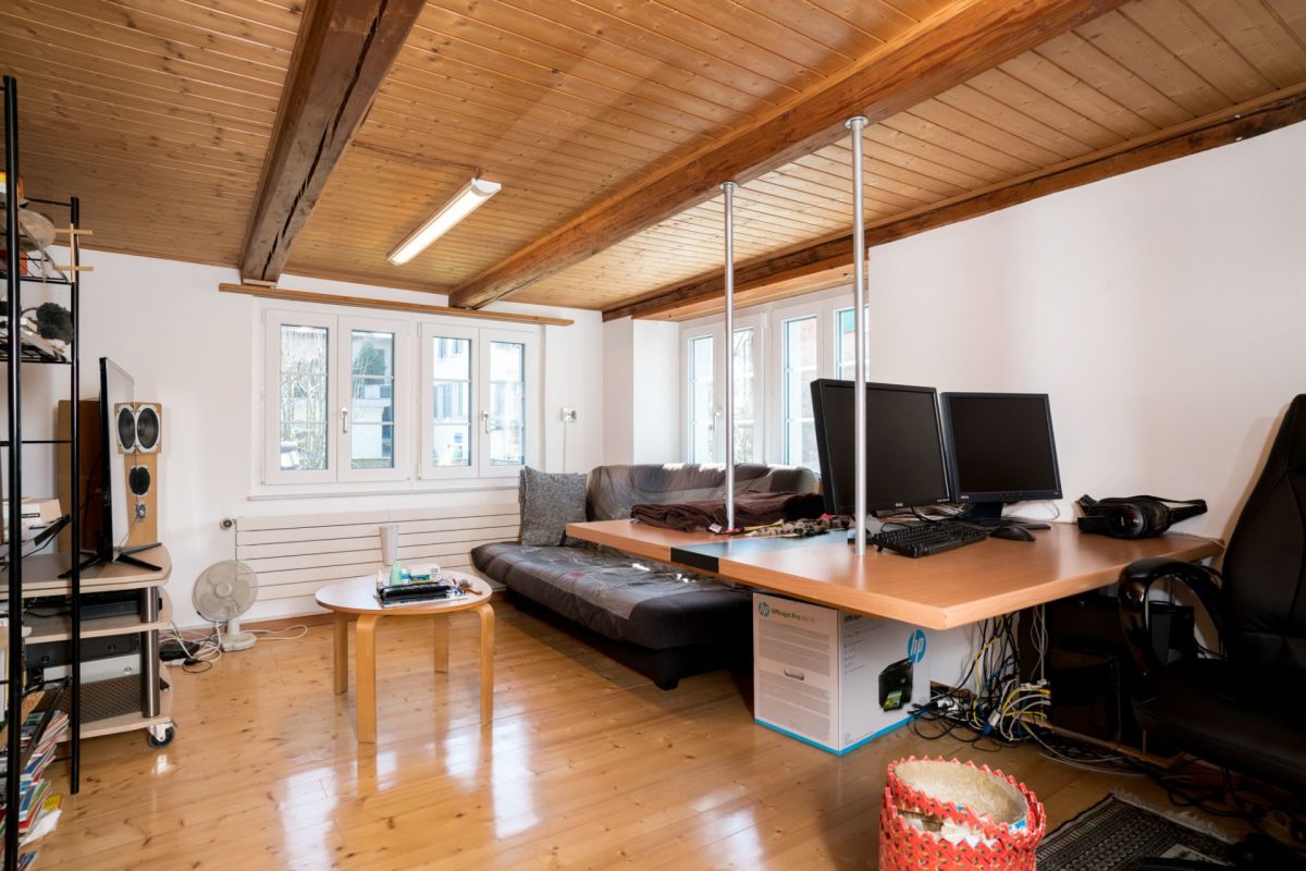 Arbeitszimmer mit Holzdecke