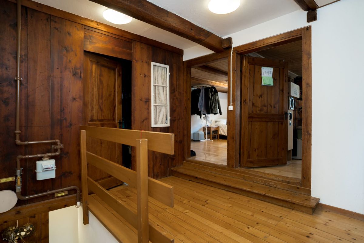 Holzvertäfelter Dachboden-/Galeriebereich mit Treppenöffnung