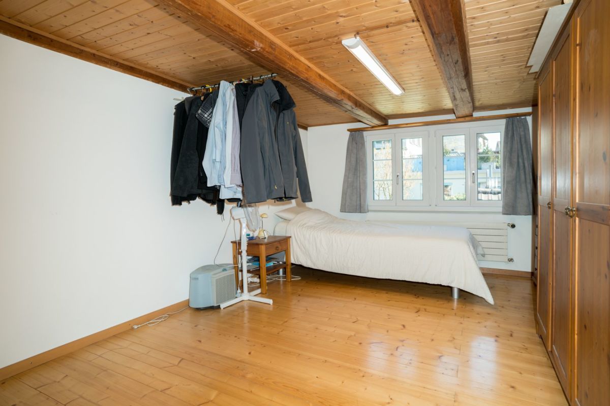 Schlafzimmer mit Holzdecke