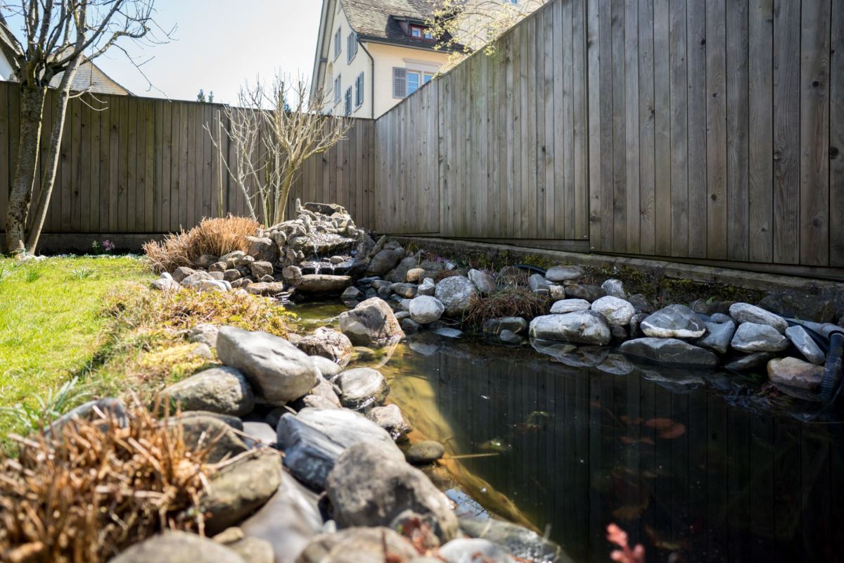 Gartenteich mit Natursteinumrandung
