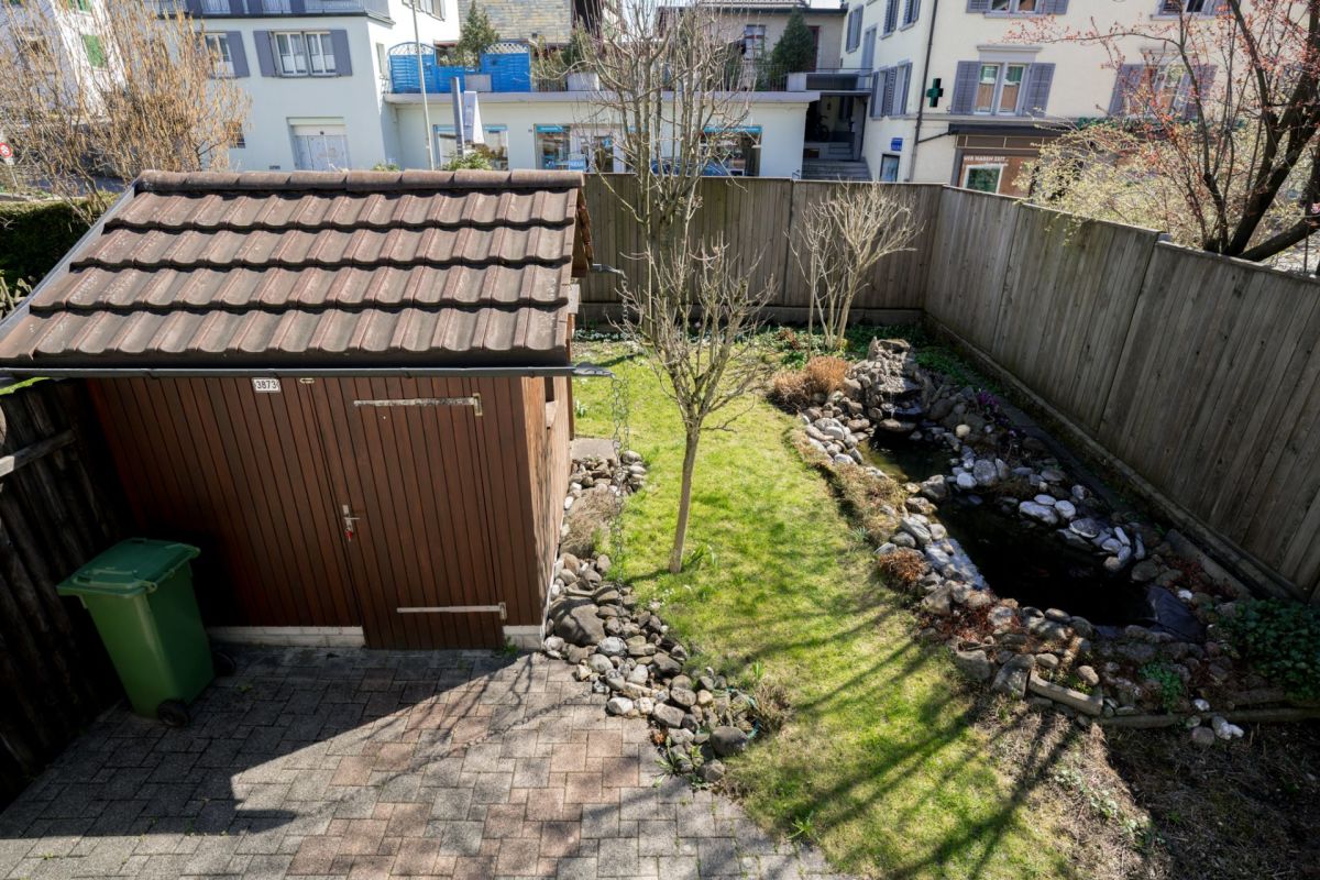 Garten mit Geräteschuppen und Teich