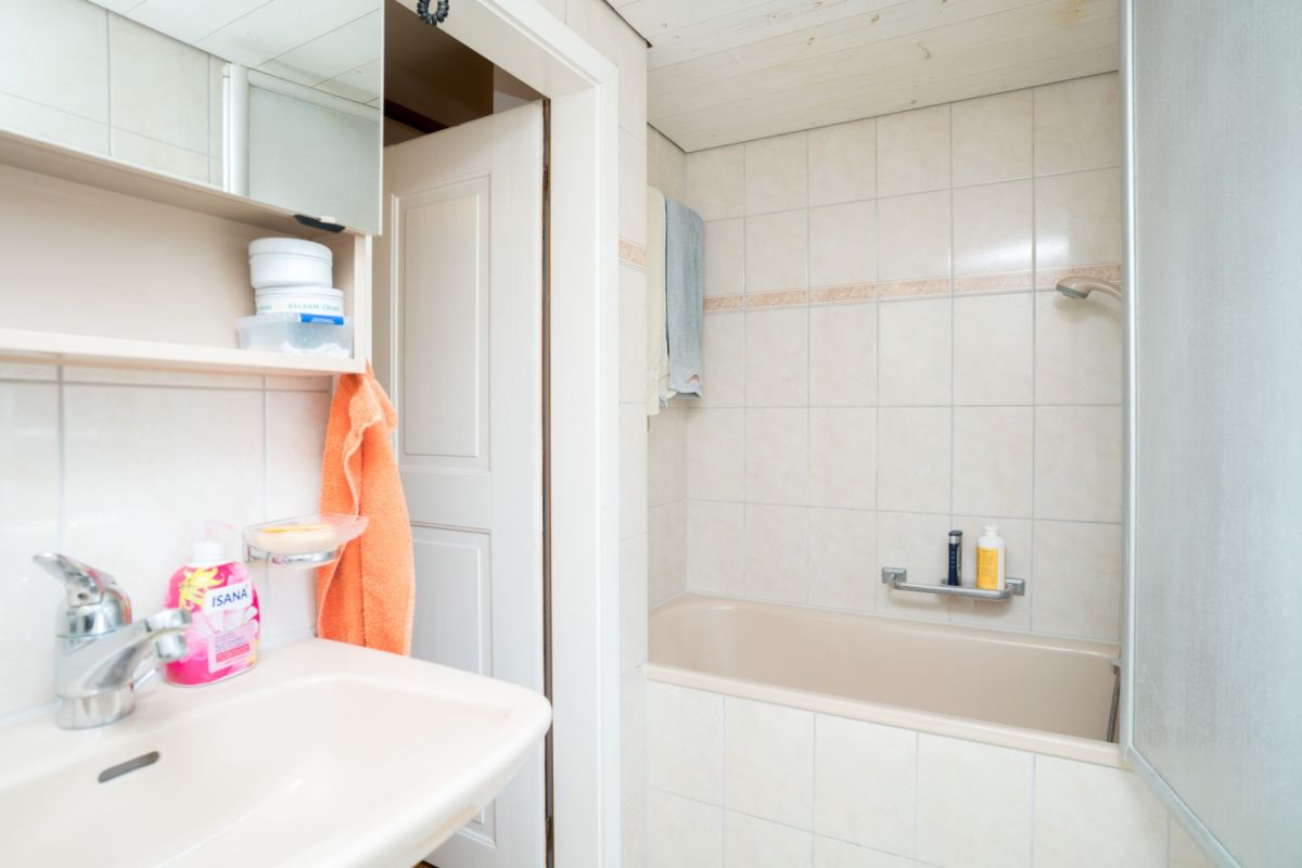 Badezimmer mit Badewanne und Waschbecken