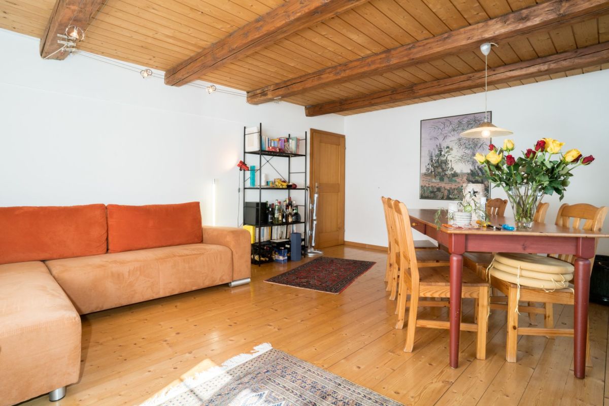Wohn- und Esszimmer mit Holzbalkendecke