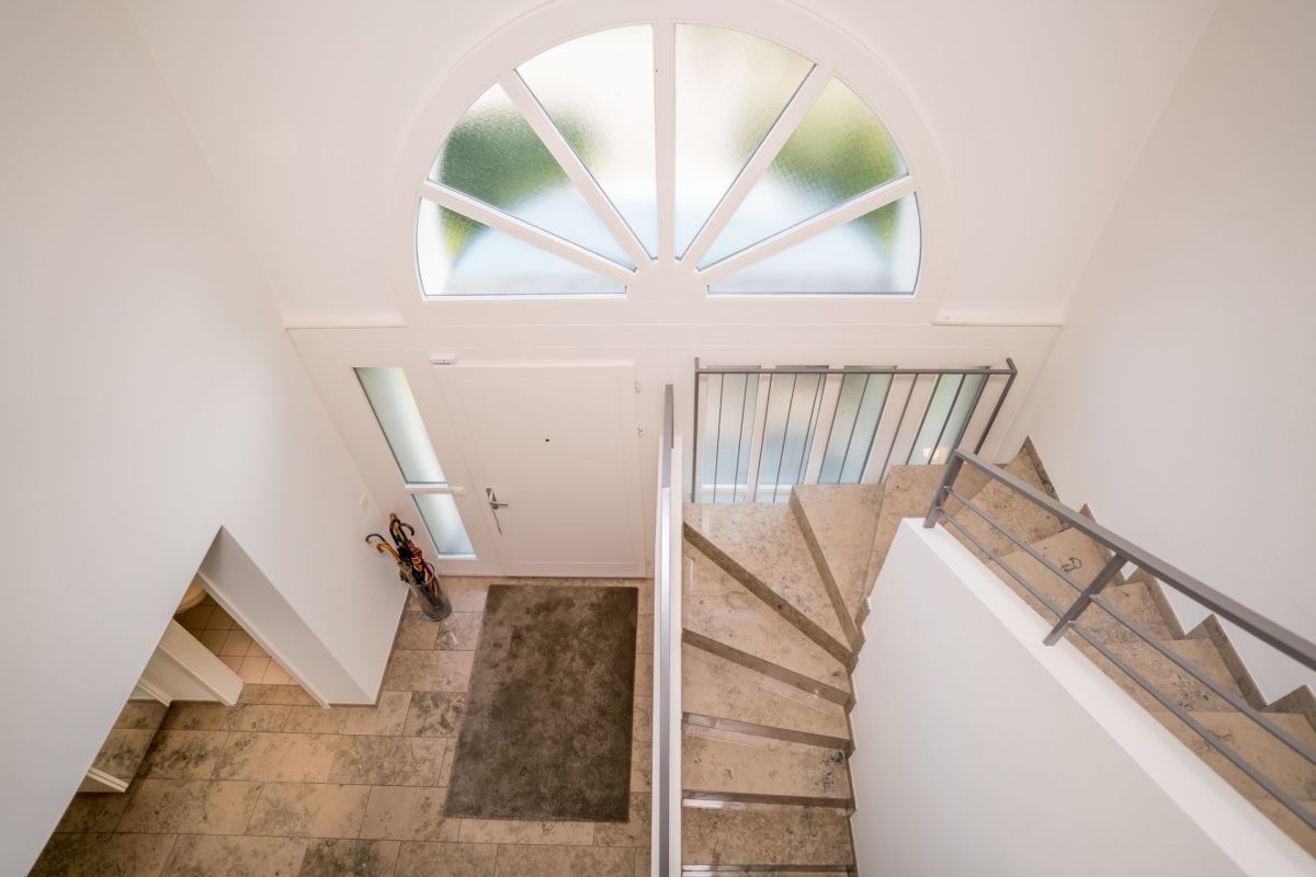 Eingangsbereich mit Treppe und Oberlicht