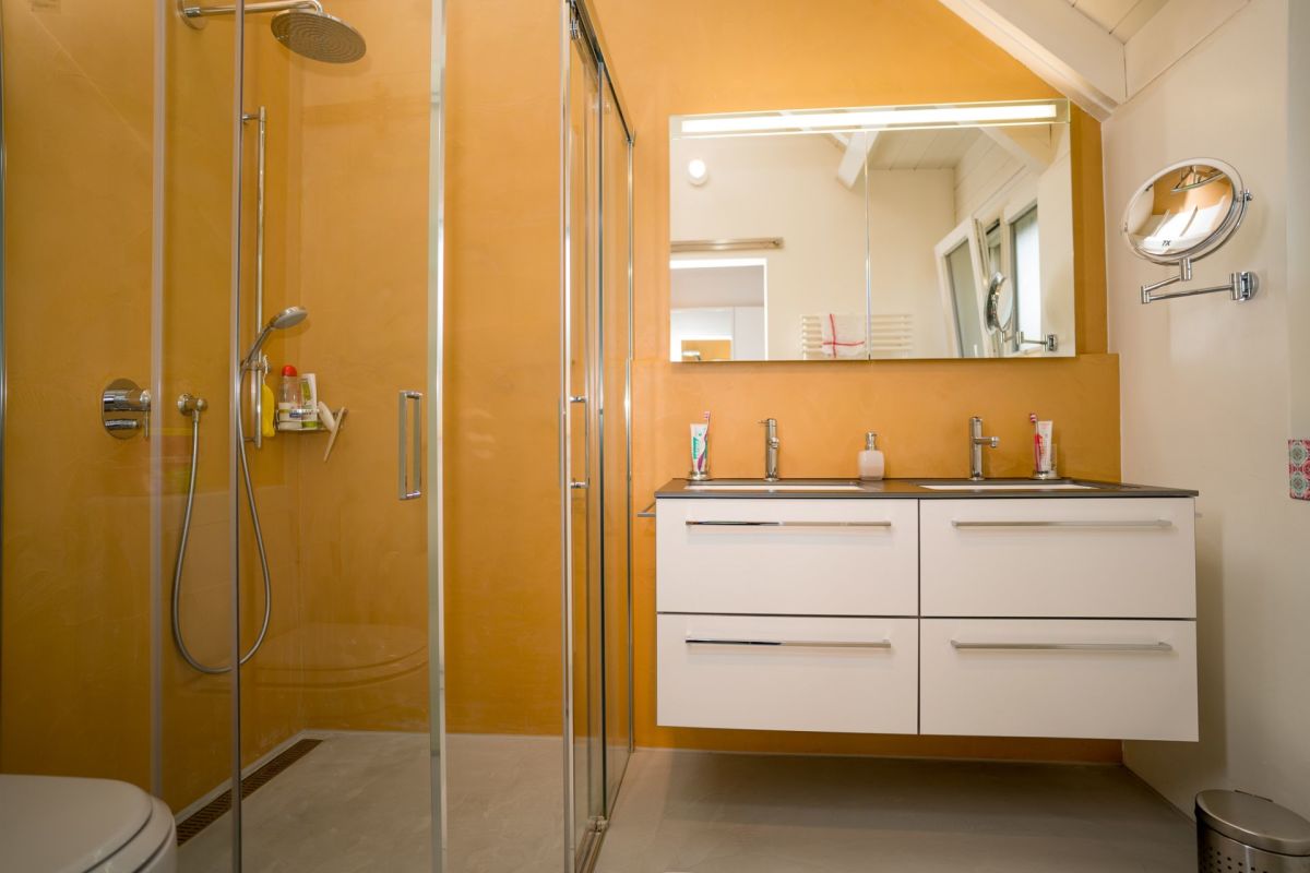 Modernes Badezimmer mit begehbarer Dusche und Doppelwaschtisch
