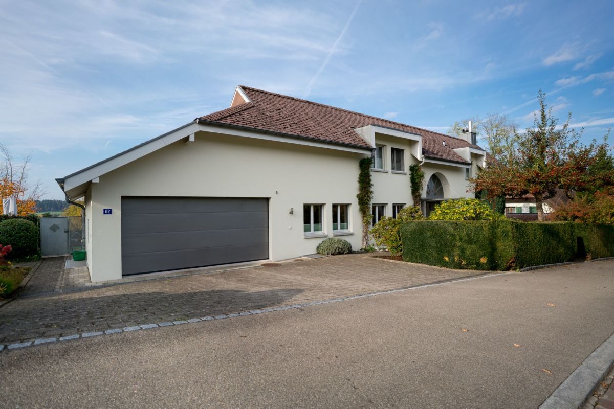 Einfamilienhaus mit Garagenzufahrt