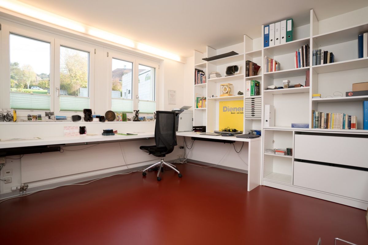 Büro mit großem Fensterband und Regalsystem