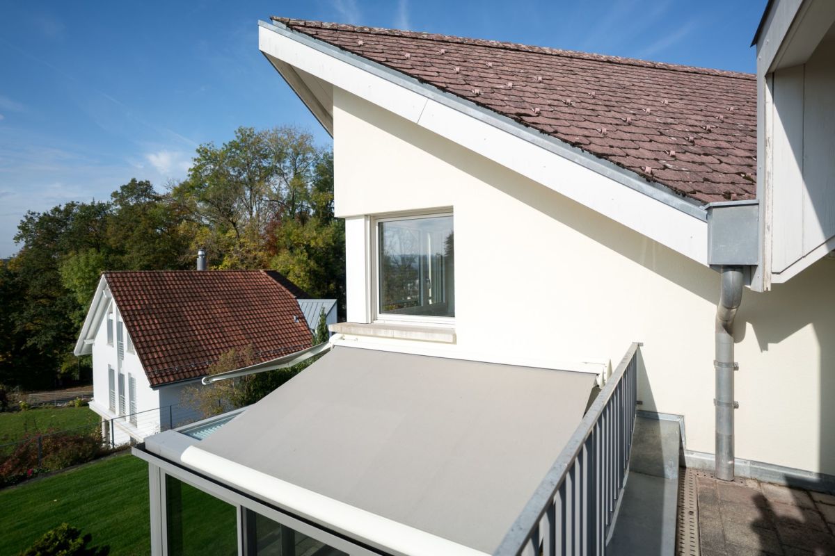 Außenansicht eines Hauses mit Balkon