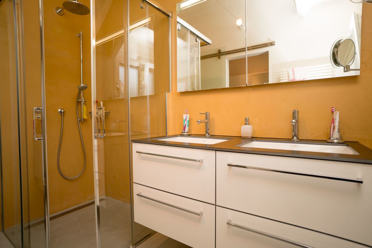 Modernes Badezimmer mit Doppelwaschtisch und Dusche