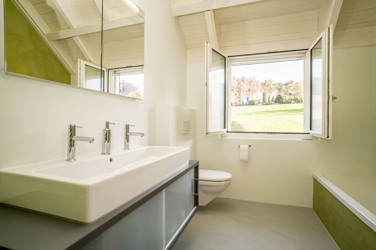 Modernes Badezimmer mit Fensterblick