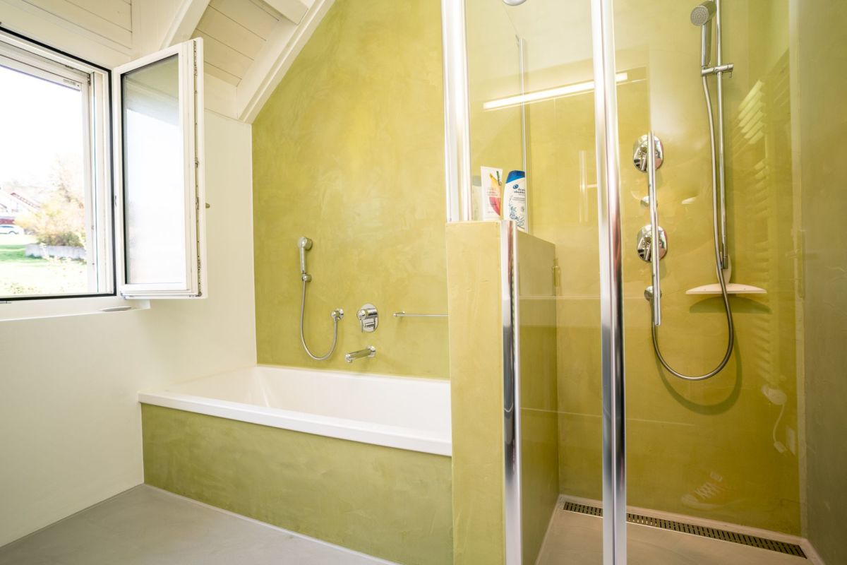 Modernes Bad mit Dusche und Wanne