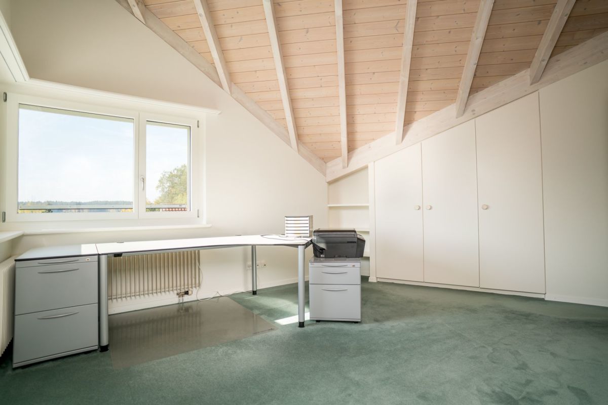 Helles Dachgeschoss-Büro mit Schrankwand